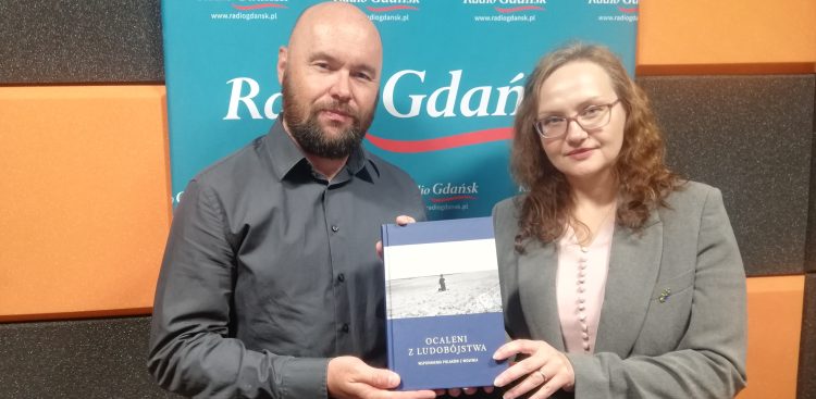 Bartosz Januszewski i Joanna Karbarz-Wilińska z publikacją IPN o Zbrodni Wołyńskiej (fot. Radio Gdańsk)
