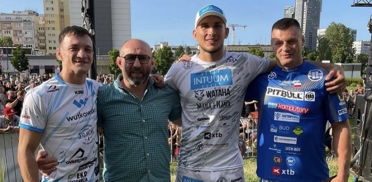 Od lewej: Sebastian Przybysz, trener Grzegorz Jakubowski, Bartosz Leśko, Krystian Kaszubowski. (Fot. Instagram/Sebastian Przybysz)