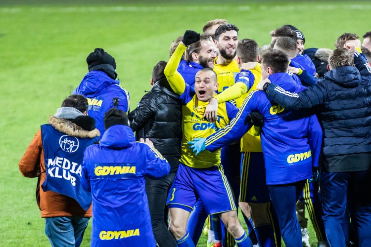 Gdynia. 1/2 Pucharu Polski w pi³ce no¿nej. Arka Gdynia-Piast Gliwice.
. Dru¿yna Arki cieszy siê po wygranym meczu. Nz. Marcus Da Silva.
07.04.2021
fot. Krzysztof Mystkowski / KFP