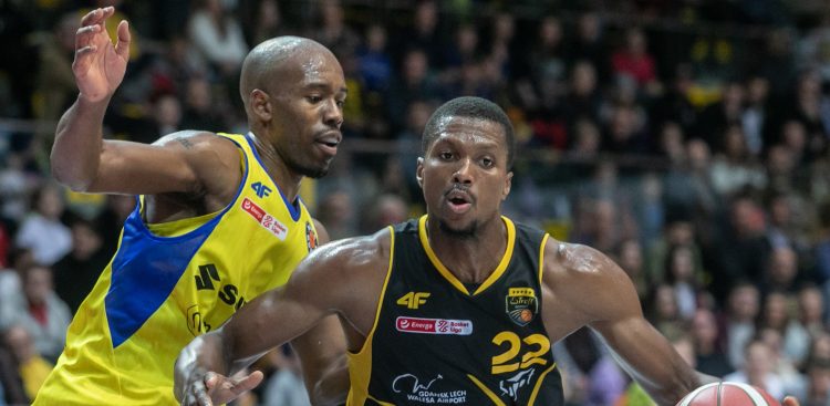 Z lewej - James Florence, który odchodzi z Arki. Z prawej - Cameron Wells, który opuścił Trefla (fot. Krzysztof Mystkowski / KFP)