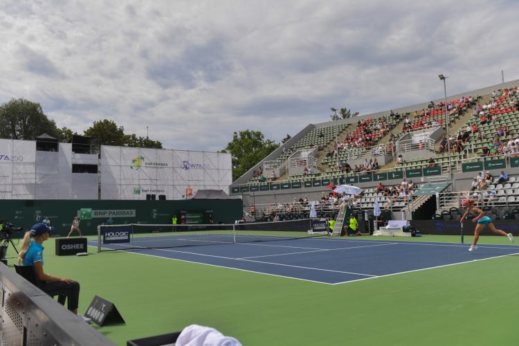 Warszawa, 24.07.2023. Polka Maja Chwaliñska (L) w meczu z Niemk¹ Laur¹ Siegemund (P) podczas turnieju tenisowego WTA BNP Paribas Poland Open, 24 bm. na kortach Legii w Warszawie. (mk) PAP/Piotr Nowak