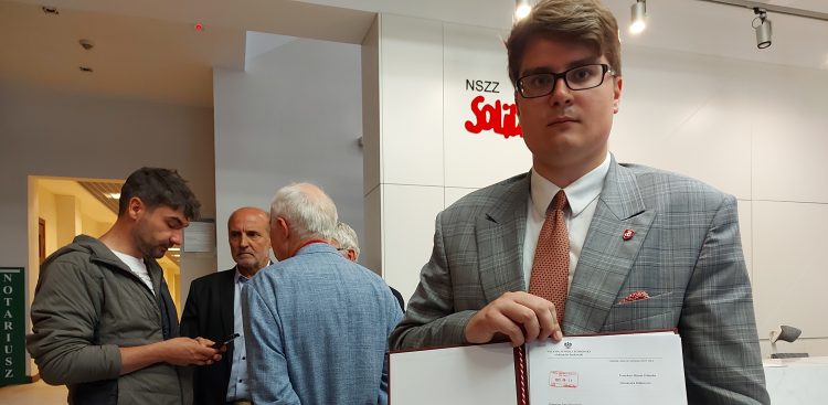 Wicewojewoda Aleksander Jankowski pokazuje pismo, które wysłał do prezydentów pomorskich miast (fot. Radio Gdańsk/Bartosz Stracewski)