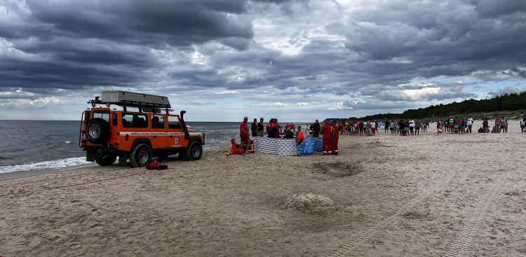 Zdjęcie ilustracyjne: akcja ratunkowa na plaży (fot. Twitter/Sebastian Kluska)