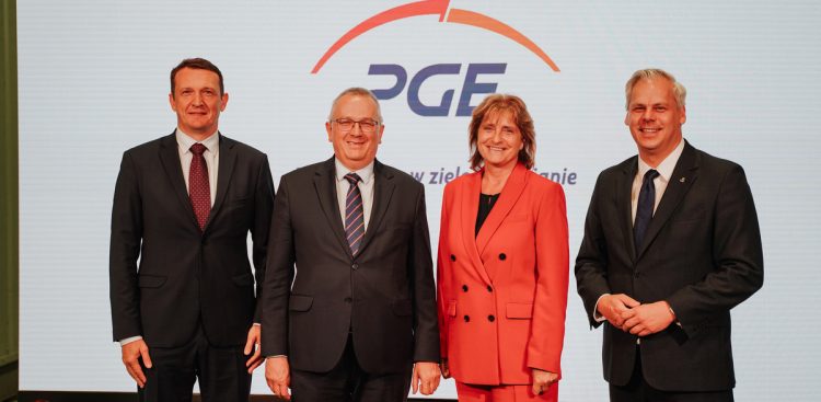 Od lewej: Mariusz Michałek - wiceprezes zarządu PGE Energia Ciepła, Przemysław Kołodziejak - prezes zarządu PGE Energia Ciepła, Elżbieta Kowalewska - dyrektor Oddziału Wybrzeże PGE Energia Ciepła w Gdańsku, Karol Rabenda - wiceminister aktywów państwowych (fot. Grupa PGE)