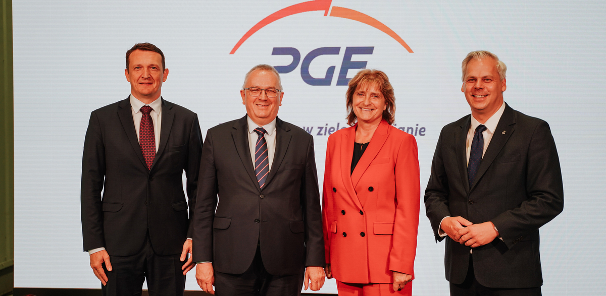 Od lewej: Mariusz Michałek - wiceprezes zarządu PGE Energia Ciepła, Przemysław Kołodziejak - prezes zarządu PGE Energia Ciepła, Elżbieta Kowalewska - dyrektor Oddziału Wybrzeże PGE Energia Ciepła w Gdańsku, Karol Rabenda - wiceminister aktywów państwowych (fot. Grupa PGE)