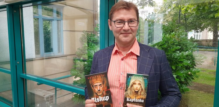 Adam Grzybowski z zawodu lekarz, w wolnych chwilach pisze książki (Fot. Radio Gdańsk/Andrzej Urbański)