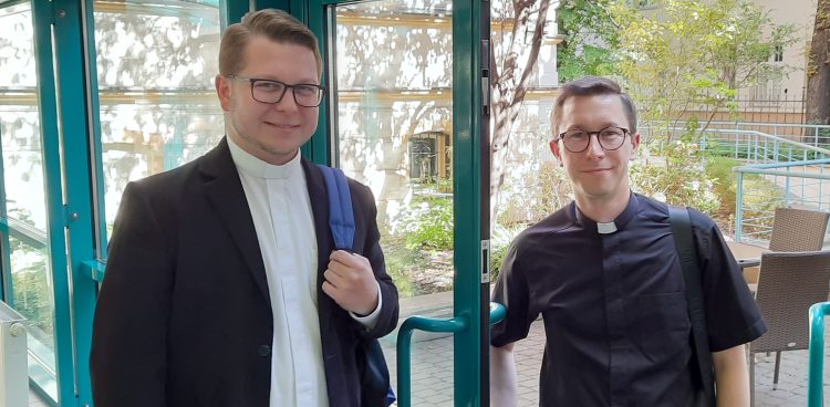 Ks. Mateusz Tarczyński i ks. Maciej Świgoń. (fot. A. Urbański)