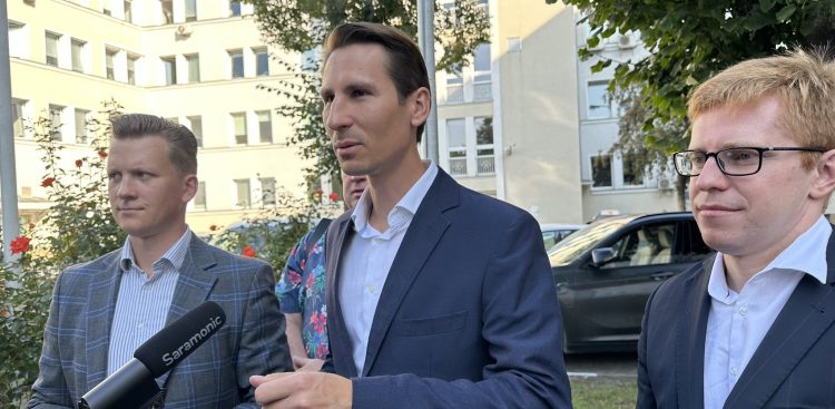 Na zdjęciu od lewej: radny Przemysław Majewski, poseł Kacper Płażyński i radny Andrzej Skiba (fot. RG)