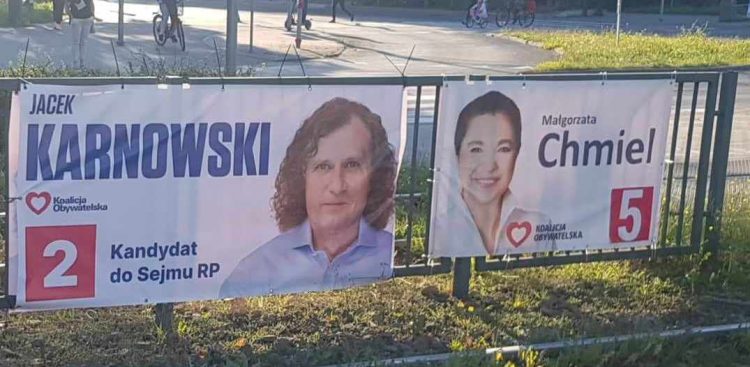 Jeden z za dużych banerów wyborczych Jacka Karnowskiego, które nadal wiszą w przestrzeni miejskiej (fot. Radio Gdańsk)