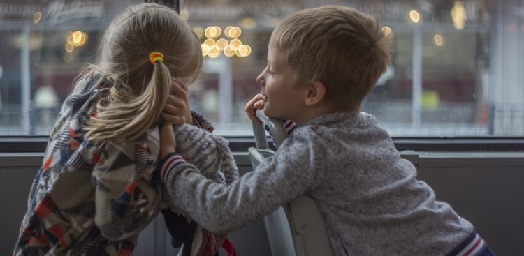 Dzieci w autobusie, zdjęcie ilustracyjne (Fot. Pixabay.com)