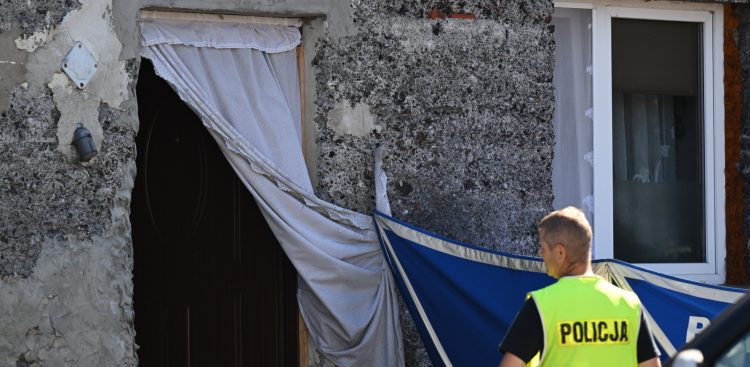 Miejsce, w którym odkryto ciała trzech noworodków w piwnicy domu w Czernikach w gminie Stara Kiszewa  (fot. PAP/Adam Warżawa)