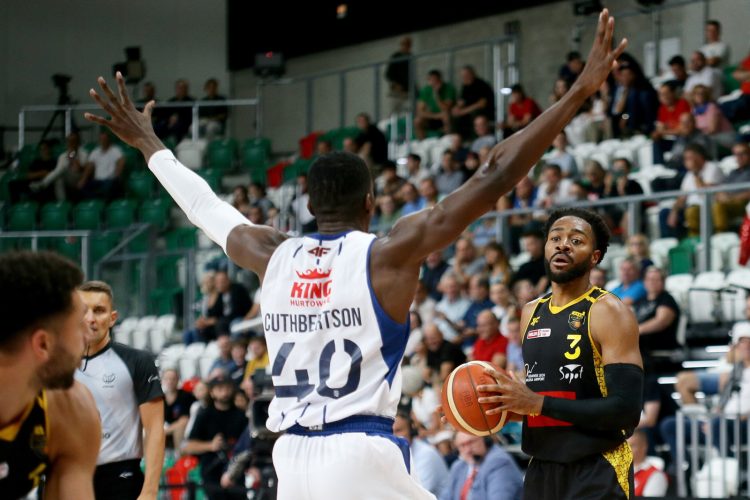 Sosnowiec, 20.09.2023. Koszykarz Kinga Szczecin Zac Cuthbertson (L) i Aaron Best (P)  z Trefla Sopot podczas meczu o Superpuchar Polski w Sosnowiecu, 20 bm. (gj) PAP/Zbigniew Meissner