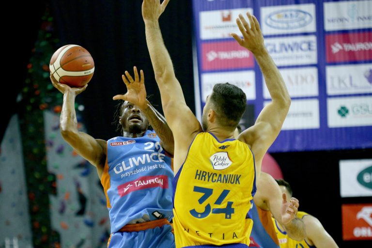 Gliwice, 21.09.2023. Koszykarz Tauronu GTK Gliwice Koby McEwen (L) i Adam Hrycaniuk (P) z Suzuki Arki Gdynia podczas meczu Ekstraklasy, 21 bm. (mk) PAP/Zbigniew Meissner