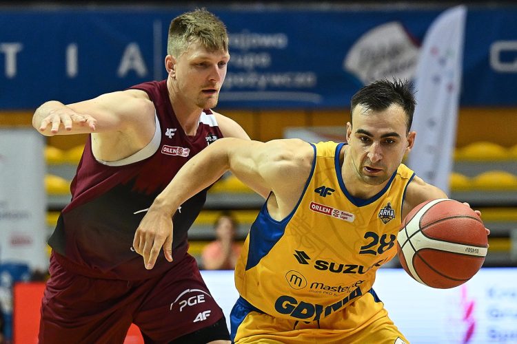 Gdynia, 28.09.2023. Koszykarz Suzuki Arki Gdynia Przemys³aw ¯o³nierewicz (P) i Karol Gruszecki (L) z PGE Spójni Stargard podczas meczu Ekstraklasy, 28 bm. (gj) PAP/Adam War¿awa
