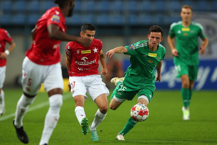 Kraków, 28.09.2023. Pi³karz Wis³y Kraków Jesus Alfaro (C-L) i Louis DArrigo (C-P) z Lechii Gdañsk podczas meczu 1. rundy Pucharu Polski, 28 bm. (gj) PAP/£ukasz G¹gulski