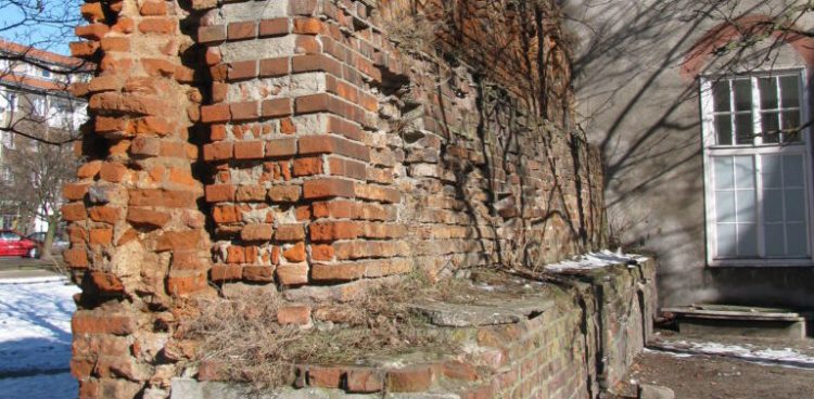 Na zdjęciu: średniowieczny mur obronny w Gdańsku (fot. Wikimedia Commons/Artur Andrzej)