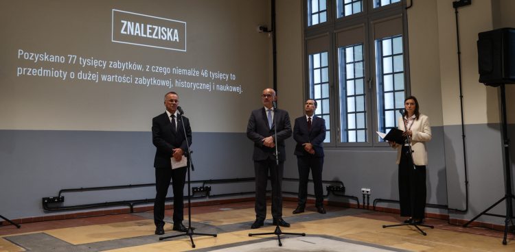 01.09.2023, Gdańsk Westerplatte. Konferencja prasowa z udziałem wiceministra Jarosława Sellina (fot. Radio Gdańsk/Roman Jocher)