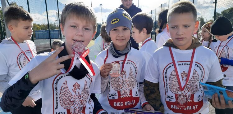 Na zdjęciu: uczniowie Szkoły Podstawowej im. gen. Mariusza Zaruskiego w Kolbudach, uczestnicy Biegu Orląt (fot. Michał Rzepiak)