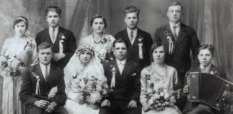 Na zdjęciu ślub Heleny Szuszko i Antoniego Granickiego, mieszkańców wsi Kliwiny, rejon wileński. Rok 1930. Zdjęcie z rodzinnego albumu Lilii Schoenbeck (Brazis), mieszkanki Wilna