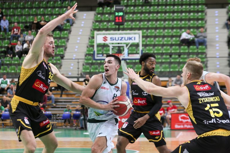 Zielona Góra, 05.10.2023. Zawodnik Enei Zastalu BC Zielona Góra Novak Music (2L) oraz Miko³aj Witliñski (L), Jaros³aw Zyskowski (P) i Aaron Best (2P) z Trefla Sopot podczas meczu Ekstraklasy koszykarzy, 5 bm. (mk) PAP/Lech Muszyñski