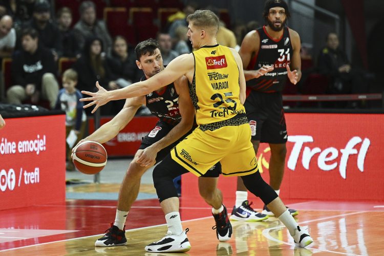 Sopot, 21.10.2023. Koszykarz Trefla Sopot Benedek Varadi (P) i Micha³ Michalak (L) z Grupy Sierleccy Czarnych S³upsk podczas meczu Ekstraklasy, 21 bm. (gj) PAP/Adam War¿awa