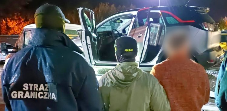 Funkcjonariusze SG i CBŚP zatrzymują mężczyznę (fot. Morski Oddział Straży Granicznej)