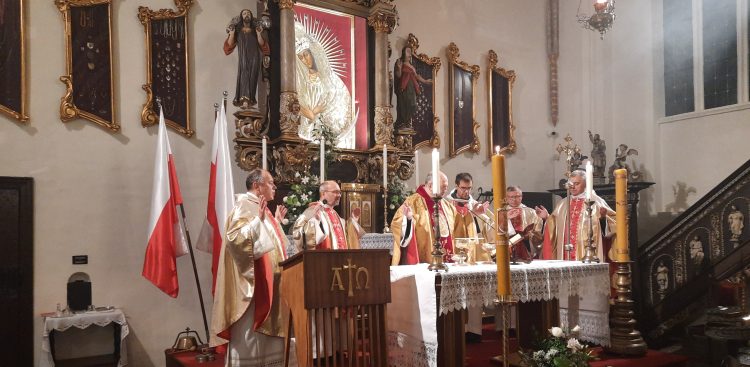 Na zdjęciu: uroczysta msza święta ku czci Matki Bożej Miłosierdzia, 16 listopada br., w kaplicy św. Anny kościoła św. Trójcy w Gdańsku (fot. Michał Rzepiak)