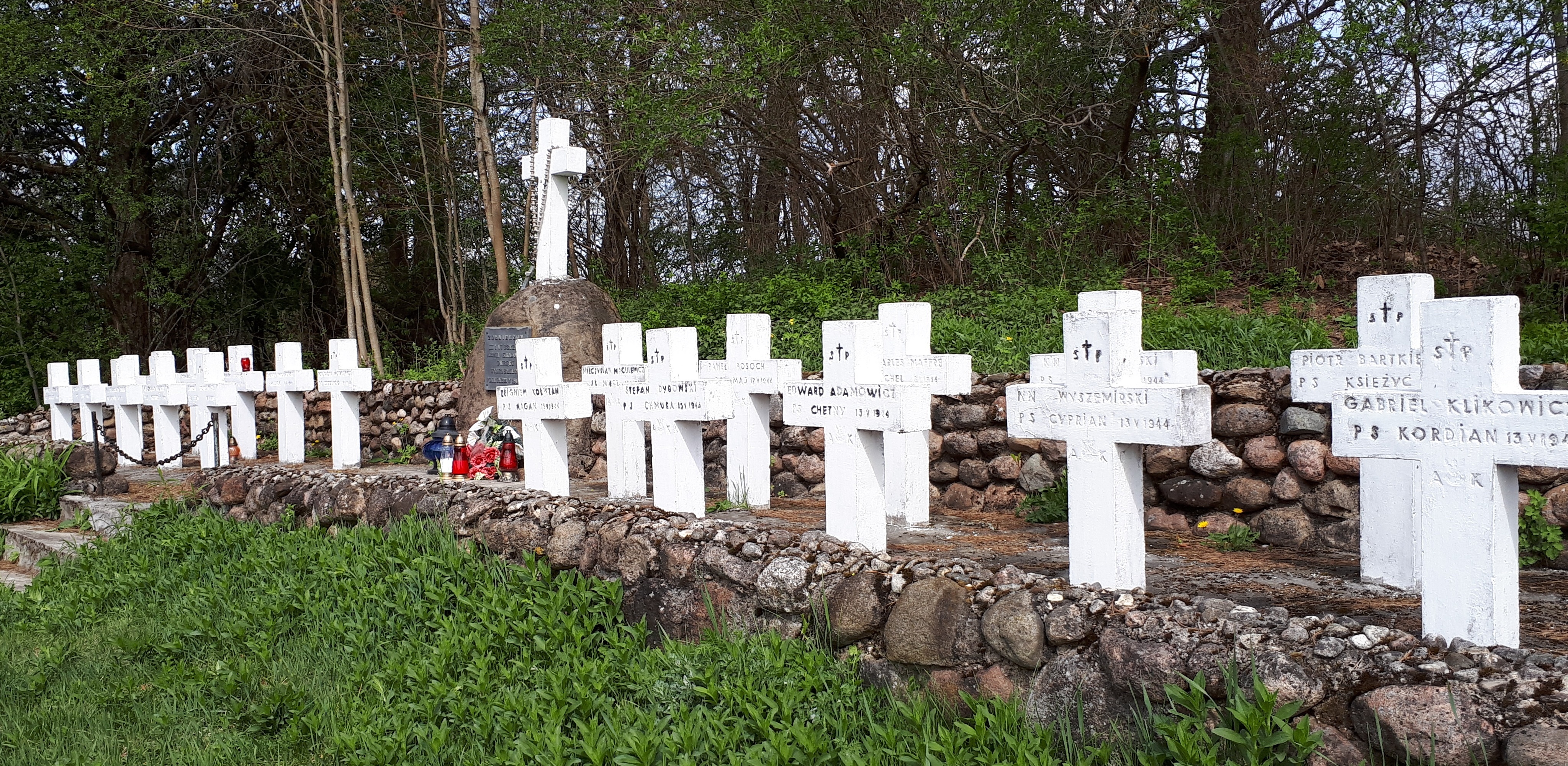 Całkowicie zrównany z ziemią przez władze białoruskie w lipcu 2022 roku cmentarz wojskowy w Mikuliszkach koło Oszmiany, na którym spoczywali żołnierze III i VI Brygady AK Okręgu Wileńskiego polegli w 1944 roku. (Fot. Michał Rzepiak)