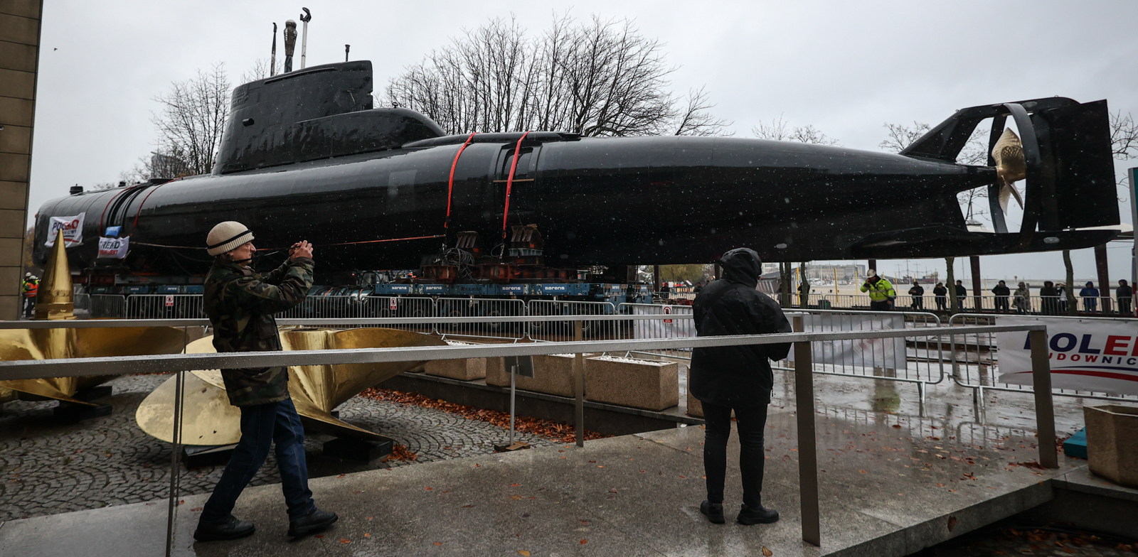 Operacja odholowania okrętu ORP Sokół ze Stoczni Marynarki Wojennej na teren Muzeum MW (fot. Radio Gdańsk/Roman Jocher)