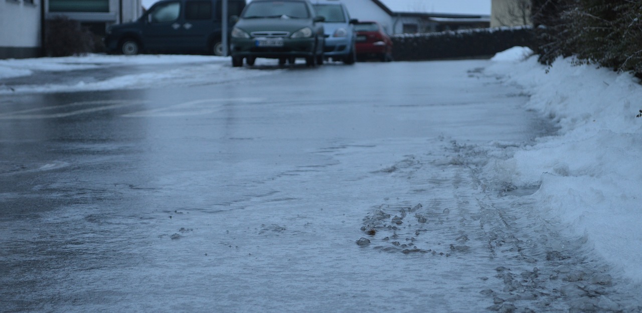 Гололед. Наледь на тротуаре. Атмосферные осадки гололёд. Снег с дождем фото. Гололед вид осадков.