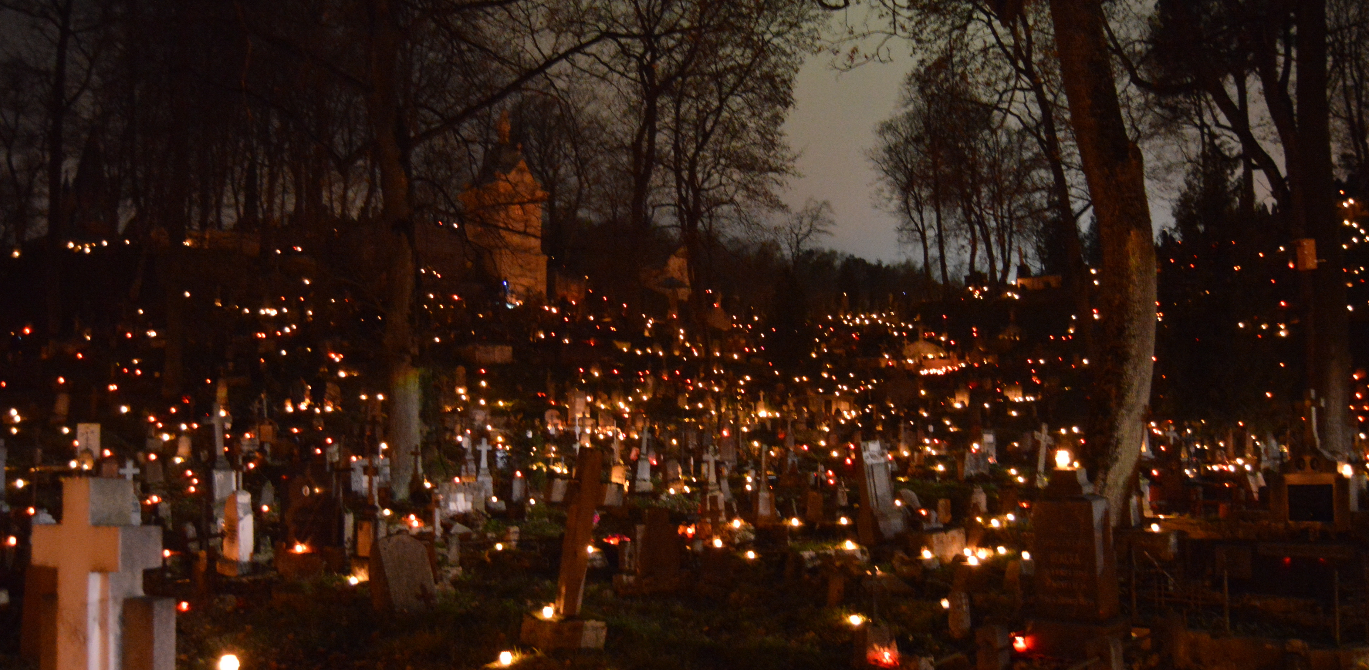 Cmentarz na wileńskiej Rossie w Dzień Wszystkich Świętych (fot Michał Rzepiak)
