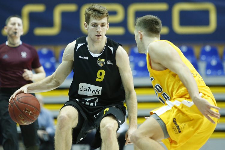 Mecz PLK Asseco Gdynia - Trefl Sopot. Na zdjêciu Jakub Karolak ( Trefl ).
04.12.2017
fot. Krzysztof Mystkowski / KFP