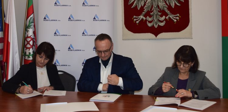 Na zdjęciu: podpisanie umowy o zmianie nazwy gminy na Redzikowo (fot. gmina Słupsk)
