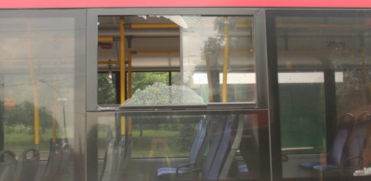 Ostrzelany autobus komunikacji miejskiej - zdjęcie ilustracyjne (Fot. policja.gov.pl)