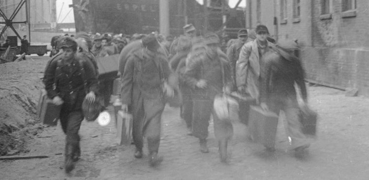 Na zdjęciu: powracający z Norwegii statkiem Erpel (fot. Narodowe Archiwum Cyfrowe)