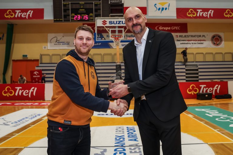 SOPOT 07.12.2023 ORLEN BASKET LIGA PLK KOSZYKOWKA MEZCZYZN SEZON 2023 - 2024 MECZ TREFL SOPOT - MKS DABROWA GORNICZA --- MEN TOP POLISH BASKETBALL LEAGUE SEASON 2023-24 GAME MATCH TREFL SOPOT - MKS DABROWA GORNICZA --- NZ DZIENNIKARZ PAWEL KATNIK RADIO GDANSK JOURNALIST , TRENER ZAN TABAK COACH , NAGRODA PRIZE STATUETKA SPORTOWA OSOBOWOSC RADIO GDANSK ZA LISTOPAD 2023 , FOT. GRZEGORZ RADTKE / 058sport.pl