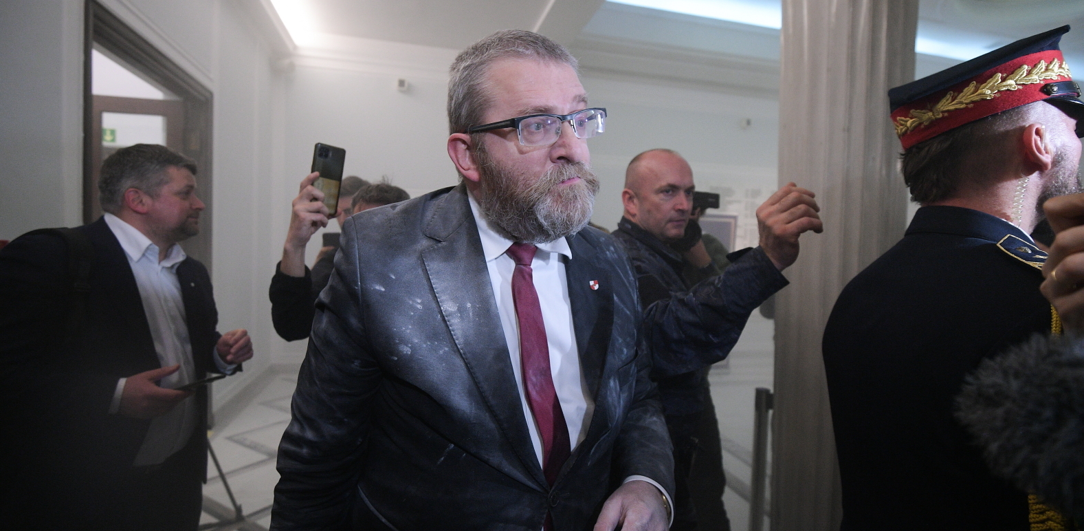 Poseł Konfederacji Grzegorz Braun (C) zgasił gaśnicą menorę chanukową w Sejmie  (Fot. PAP/Marcin Obara)