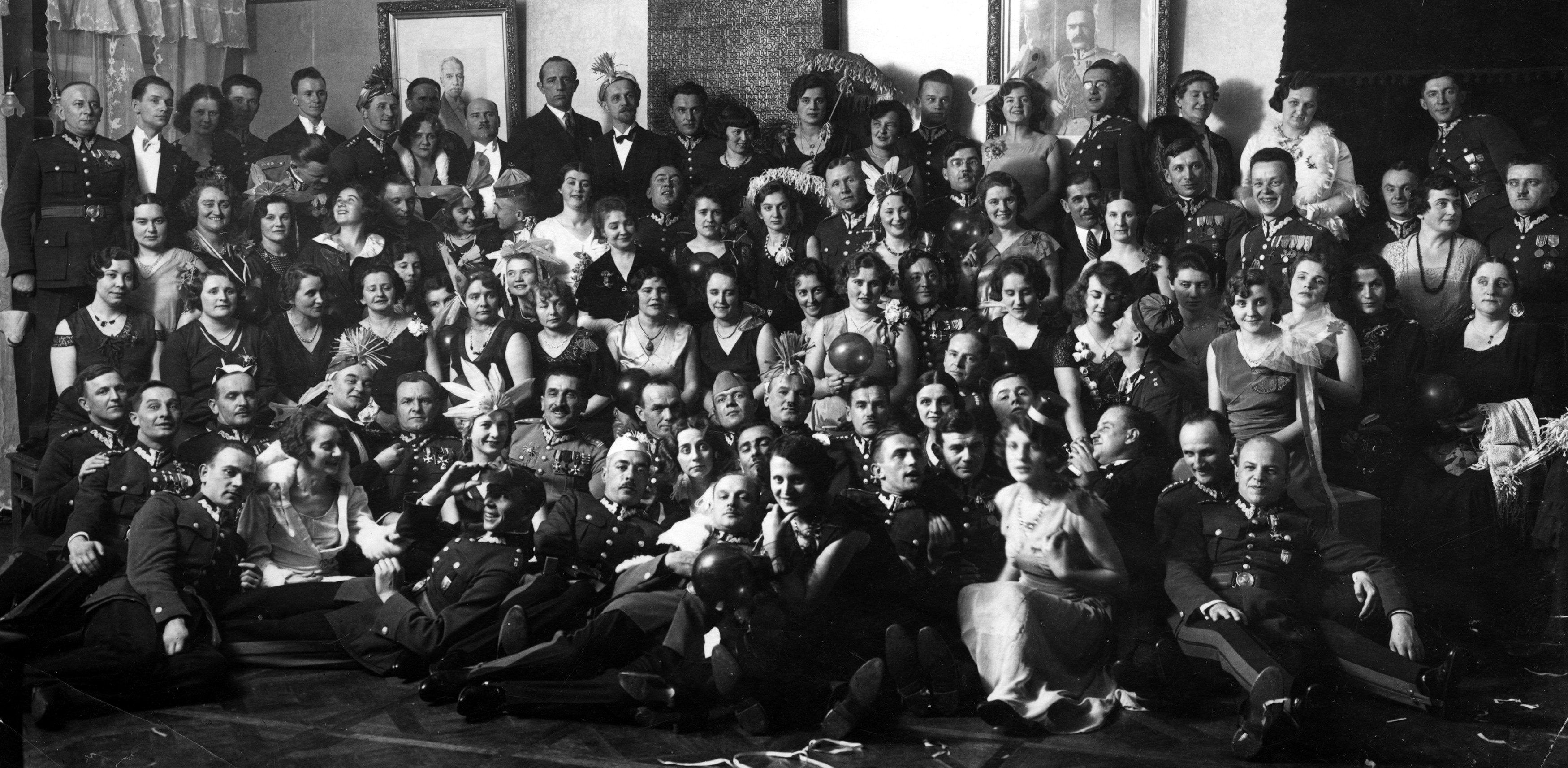 Na zdjęciu: zabawa karnawałowa w kasynie 6 Pułku Piechoty Legionów w Wilnie. Rok 1933 (fot. Narodowe Archiwum Cyfrowe)