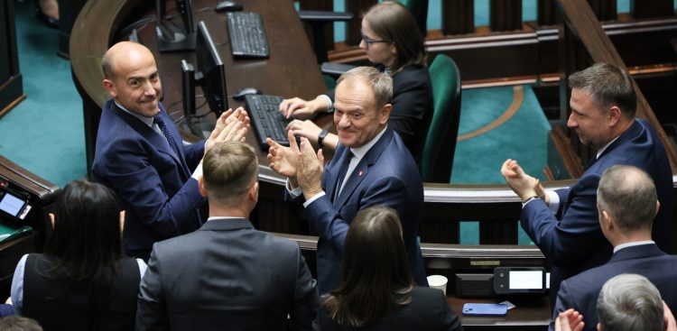 Warszawa, 12.12.2023. Premier Donald Tusk (C) odbiera gratulacje na sali obrad Sejmu w Warszawie, 12 bm. Sejm udzieli³ wotum zaufania rz¹dowi premiera Donalda Tuska. (mr) PAP/Pawe³ Supernak