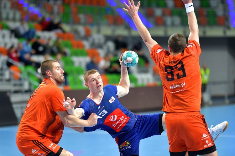 Lubin, 18.12.2023. Zawodnicy MKS Zag³êbie Lubin Pawe³ Krupa (L) i Kamil Pedryc (P) oraz Jovan Milicevic (C) z Energi Wybrze¿e Gdañsk podczas meczu 17. kolejki Ekstraklasy pi³karzy rêcznych, 18 bm. (js) PAP/Sebastian Borowski