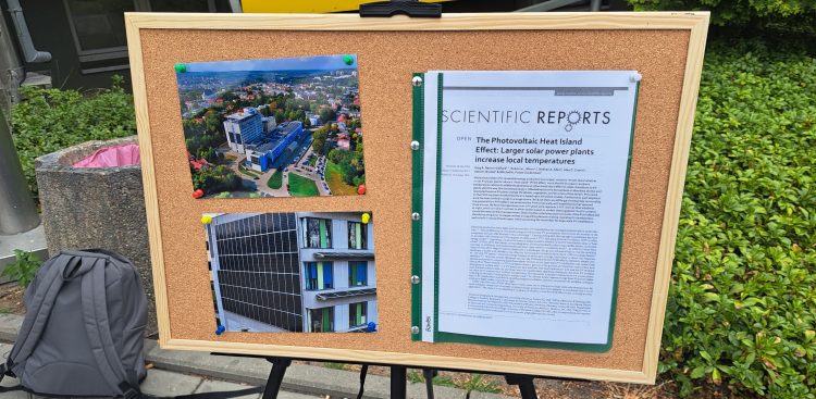 Plansza przygotowana przez protestujących. (Fot. Radio Gdańsk/Marek Nowosad)