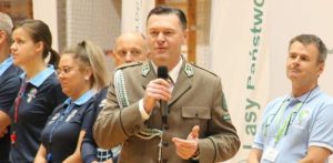 Bartłomiej Obajtek (na zdjęciu trzyma mikrofon, fot. Facebook.com/Regionalna Dyrekcja Lasów Państwowych w Gdańsku)