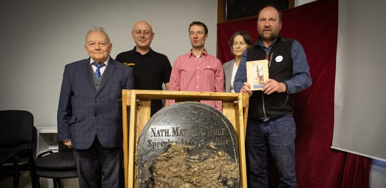 Tablica nagrobna Nataniela Wolfa oraz jej odkrywcy: Wojciech Ostrowski, Krystyna Ejsmont, Dominik Markiewicz, prof. Andrzej Januszajtis, Przemysław Garlicki (fot. Agencja KFP/Anna Rezulak)