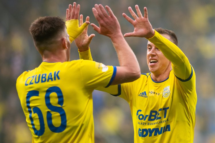 Fortuna 1 Liga. Mecz Arka Gdynia - Chrobry Głogów. Na zdjęciu Karol Czubak i Przemysław Stolc radość bramka gol. 16.09.2022 fot. Mateusz Słodkowski /Trojmiasto.pl / KFP