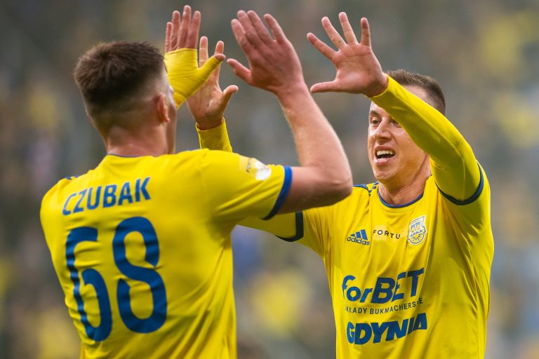 Fortuna 1 Liga. Mecz Arka Gdynia - Chrobry Głogów. Na zdjęciu Karol Czubak i Przemysław Stolc radość bramka gol. 16.09.2022 fot. Mateusz Słodkowski /Trojmiasto.pl / KFP