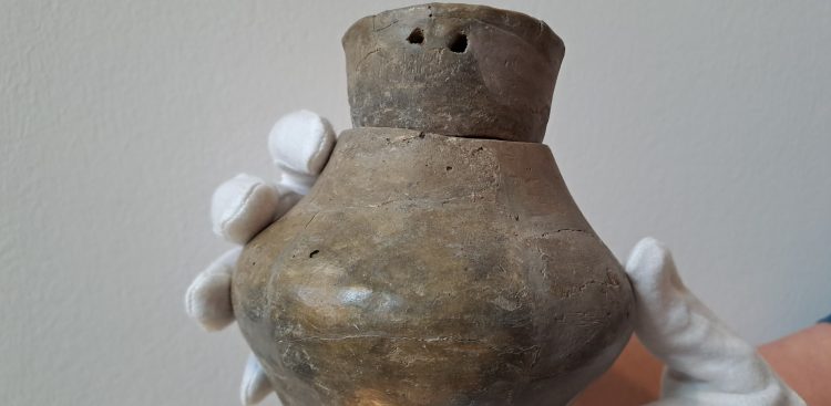 Na zdjęciu:  popielnica oczkowa (z pokrywą oczkową), wczesna epoka żelaza, czyli VIII-VII wiek p.n.e. odkryte w Gdyni - Wzgórze św. Maksymiliana (fot. Radio Gdańsk/Marzena Bakowska)
