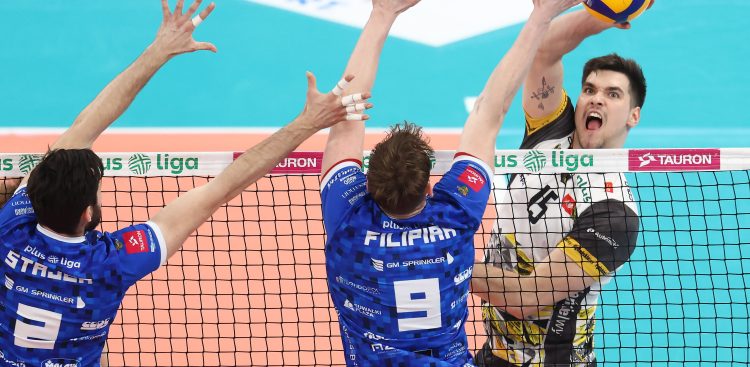 Gdańsk, 25.02.2024. Siatkarz Trefla Gdańsk Mikołaj Sawicki (P) i Bartosz Filipiak (L) ze Ślepska Malow Suwałki podczas meczu Ekstraklasy, 25 bm. (gj) PAP/Piotr Matusewicz