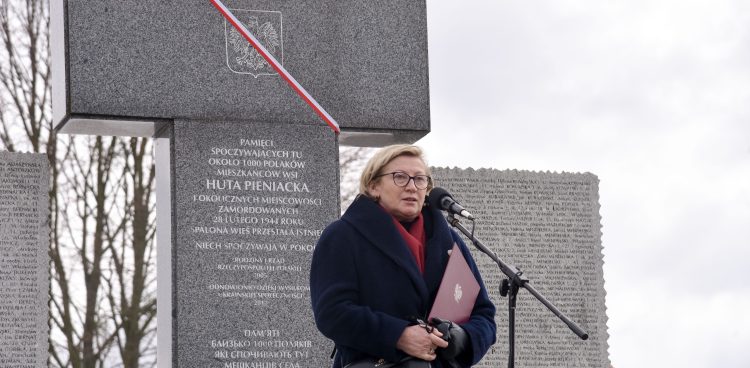 Małgorzata Gośniowska-Kola, prezes Stowarzyszenia Huta Pieniacka podczas uroczystości rocznicowych (fot. Stowarzyszenie Huta Pieniacka)