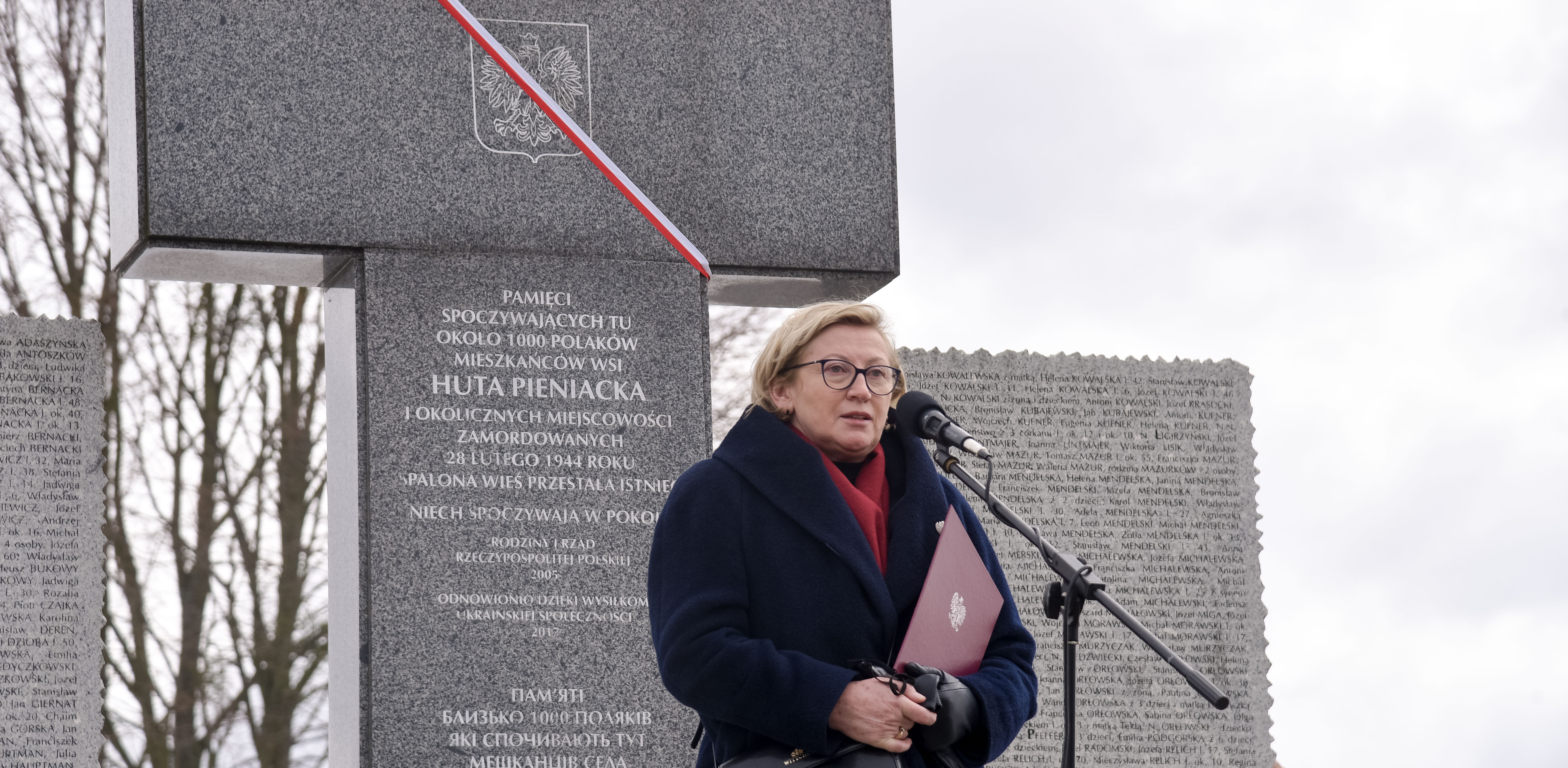 Małgorzata Gośniowska-Kola, prezes Stowarzyszenia Huta Pieniacka podczas uroczystości rocznicowych (fot. Stowarzyszenie Huta Pieniacka)