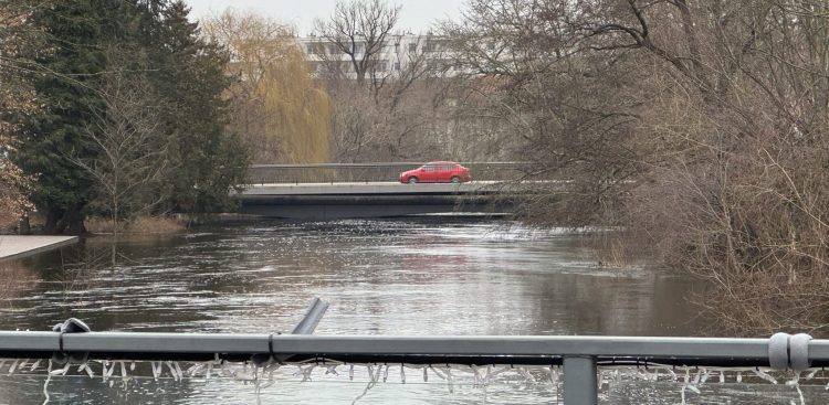 Stan alarmowy dla Słupska to 260 cm. W piątek poziom wody w Słupi był o 12 cm wyższy. (fot. Alek Radomski)